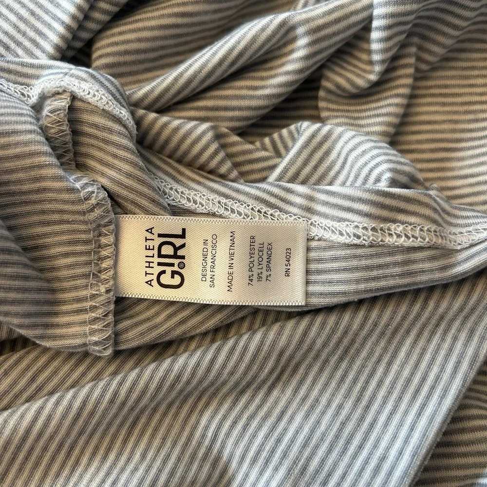 Athleta‎ Girl Shirt XL / 14 Gray Pleated Back Athletic Thumbholes Preppy Stripe